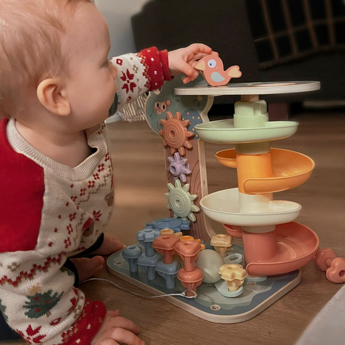 Lapsi leikkimässä Montessori-aktiviteettipuulla