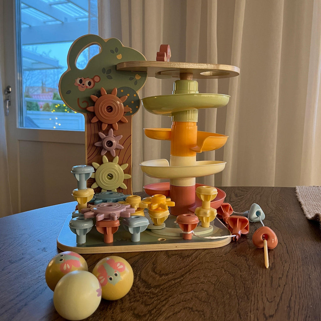 Montessori-aktiviteettipuu ja pallot