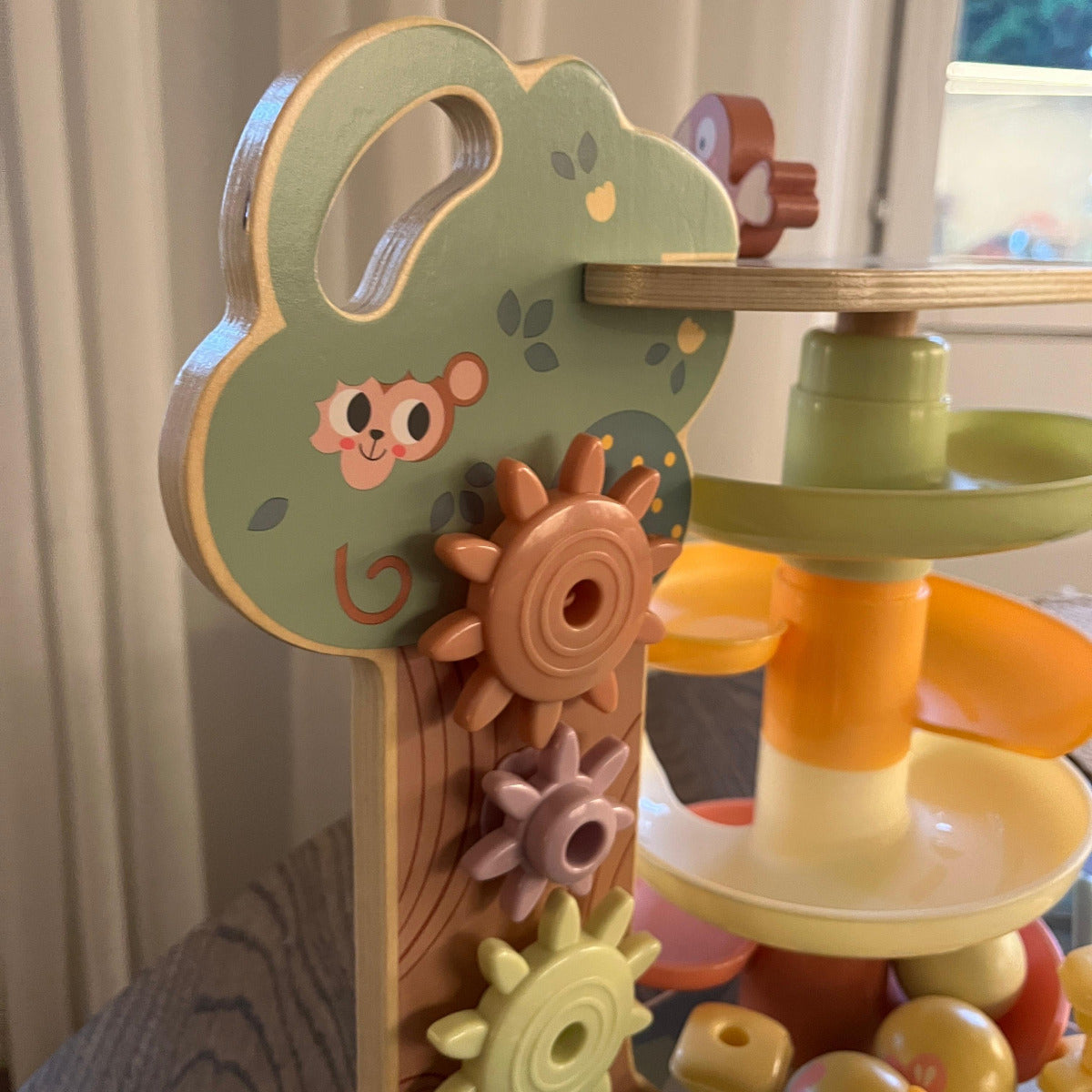 Montessori-aktiviteettipuu ja apina